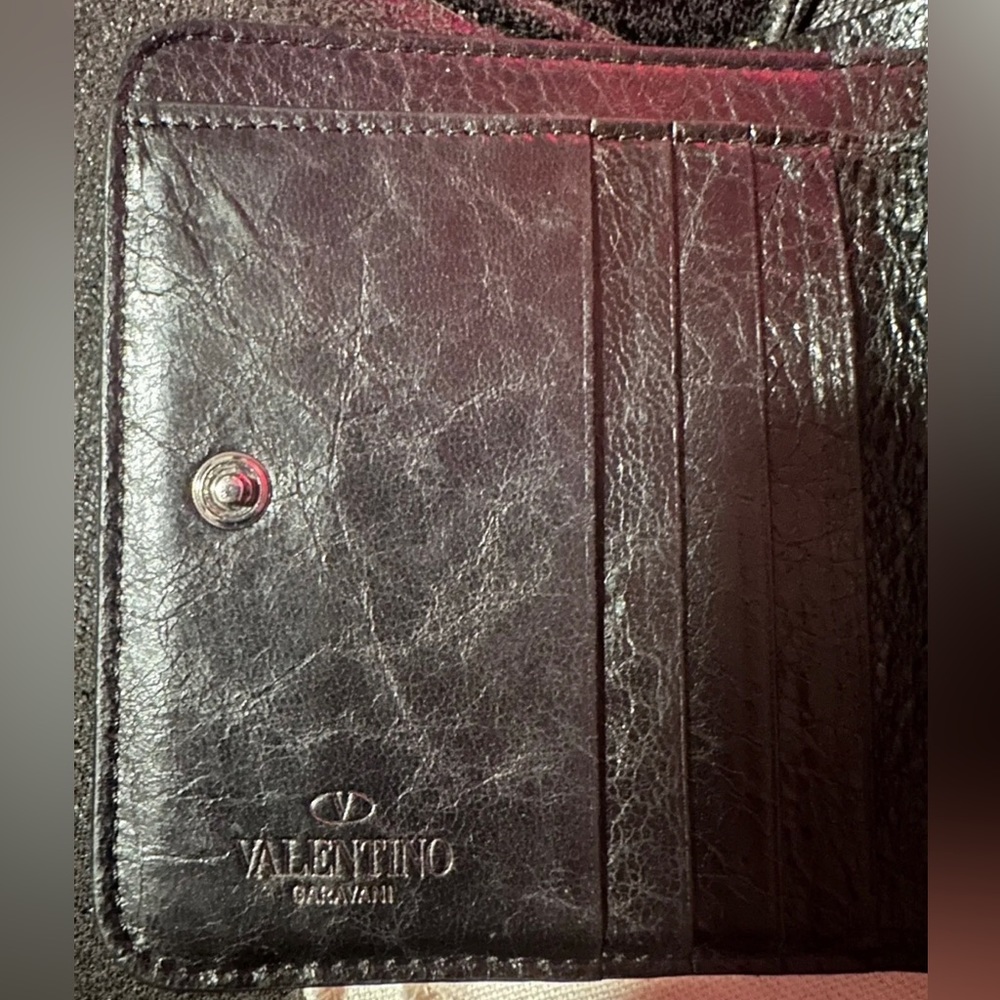 Valentino Garavani Rockstud Bifold Zip-Up Wallet Card Holder - Picture 13 of 16